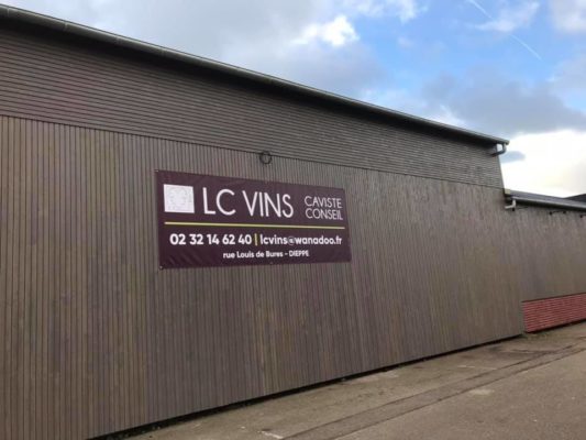 Bâche publicitaire temporaire avant la pose des enseignes chez LC VINS Dieppe