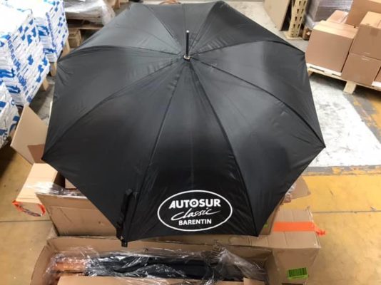 Parapluie publicitaire avec marquage pas cher par l'agence de communication LCOMLOCAL